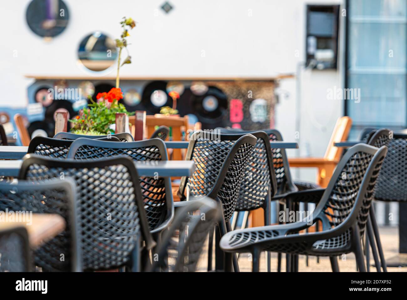 restaurant en plein air avec tables et chaises vides Banque D'Images
