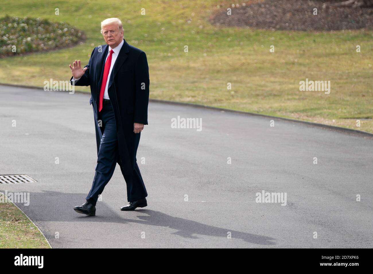 Le président américain Donald Trump traverse la pelouse sud de la Maison-Blanche à bord de Marine One à Washington, D.C., aux États-Unis, le jeudi 30 janvier 2020. Crédit : Alex Edelman/l'accès photo Banque D'Images