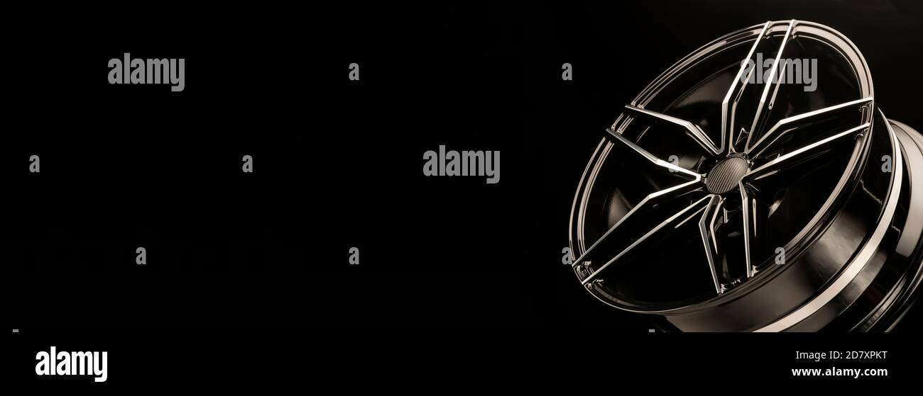 Nouvelle jante en alliage noir. Mise en page panoramique allongée pour l'en-tête du site ou la publicité, espace de copie Banque D'Images