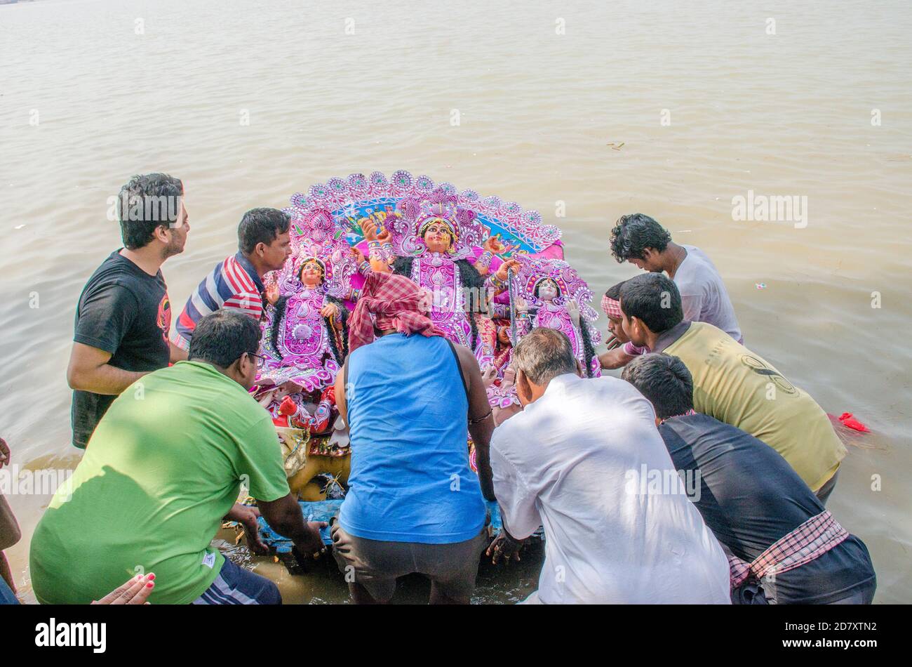 immersion dans l'idole de durga à kolkata ganga ghat Banque D'Images