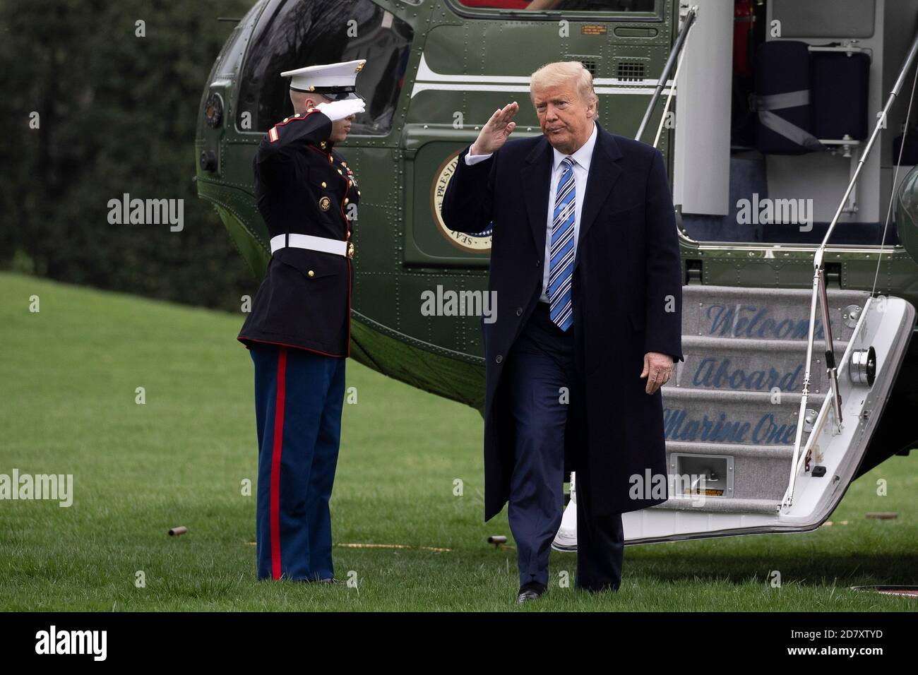 Le président américain Donald Trump arrive à la Maison-Blanche à bord de Marine One, sur la pelouse sud de la Maison-Blanche, dans le contexte de la pandémie du coronavirus, le 28 mars 2020 à Washington, D.C., crédit : Alex Edelman/The photo Access Banque D'Images
