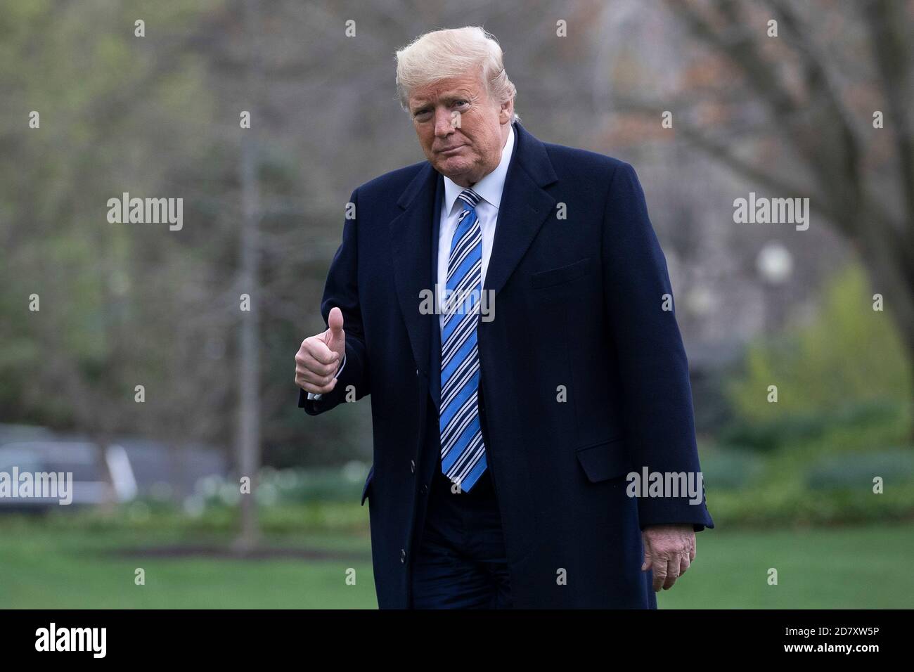 Le président américain Donald Trump arrive à la Maison-Blanche à bord de Marine One, sur la pelouse sud de la Maison-Blanche, dans le contexte de la pandémie du coronavirus, le 28 mars 2020 à Washington, D.C., crédit : Alex Edelman/The photo Access Banque D'Images