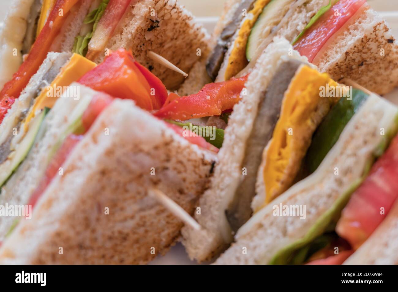 Sandwichs végétariens. Toasts sains avec omelette, poivrons, courgettes et tomates pour le petit déjeuner ou le déjeuner. Régime à base de plantes. Concept de nourriture complète. CL Banque D'Images
