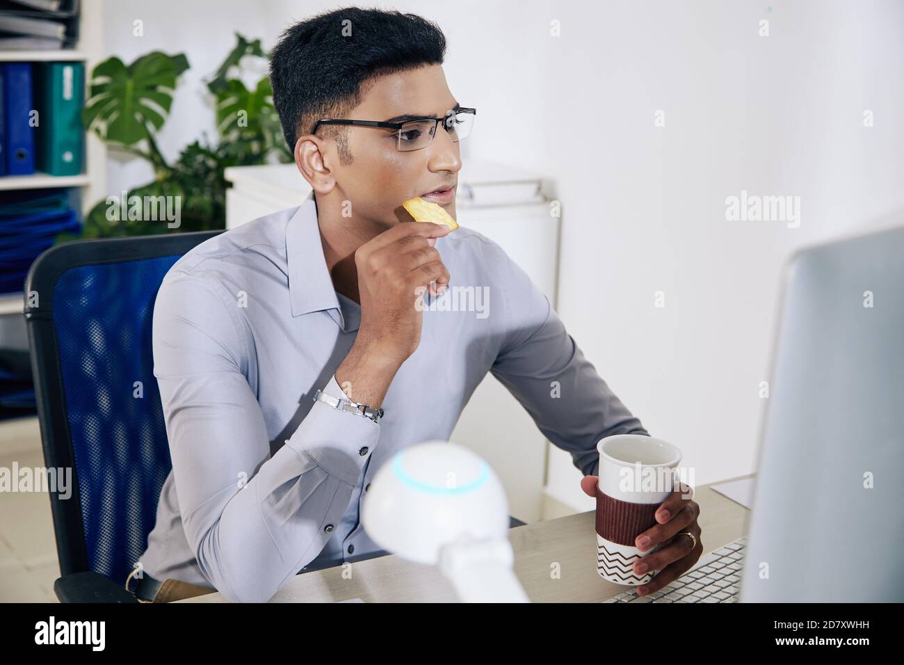 Le développeur de logiciels boit du café Banque D'Images