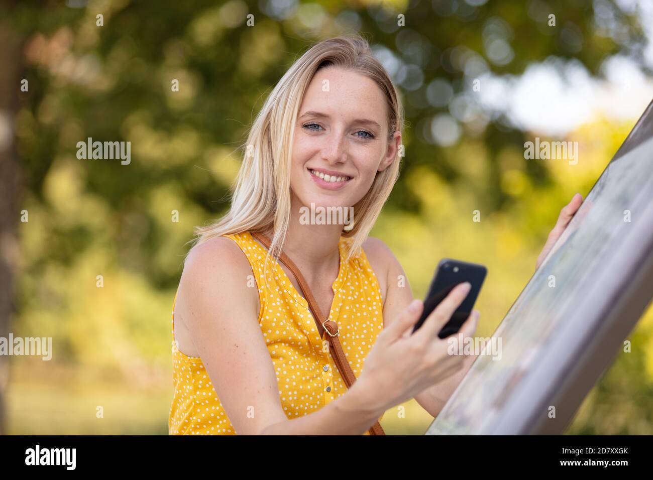 jeune femme avec téléphone dans le parc Banque D'Images