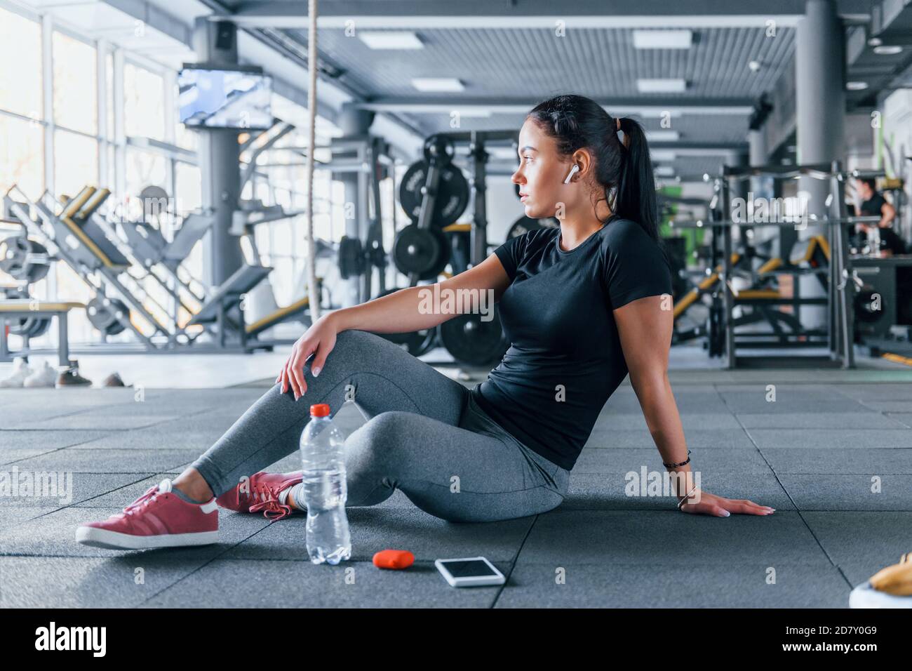Jeune fille en vetements de sport prenant une pause avec la nourriture et de l eau est dans la salle de gym en journee Photo Stock Alamy