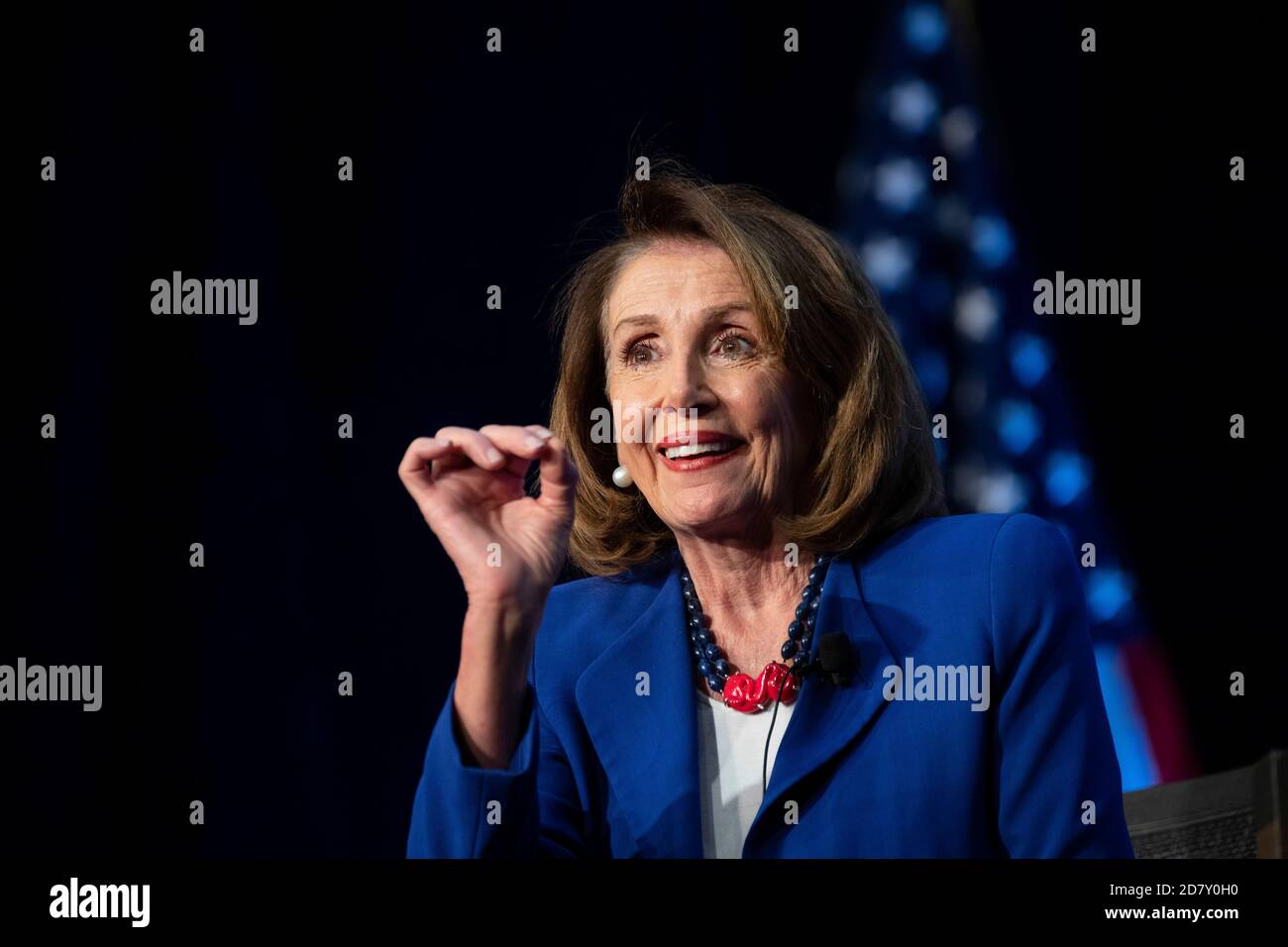 Le président de la Chambre Nancy Pelosi, démocrate de Californie, s'entretient avec le président du Club économique de Washington David Rubenstein lors d'un déjeuner à Washington, D.C., le 8 mars 2019. Crédit : Alex Edelman/l'accès photo Banque D'Images