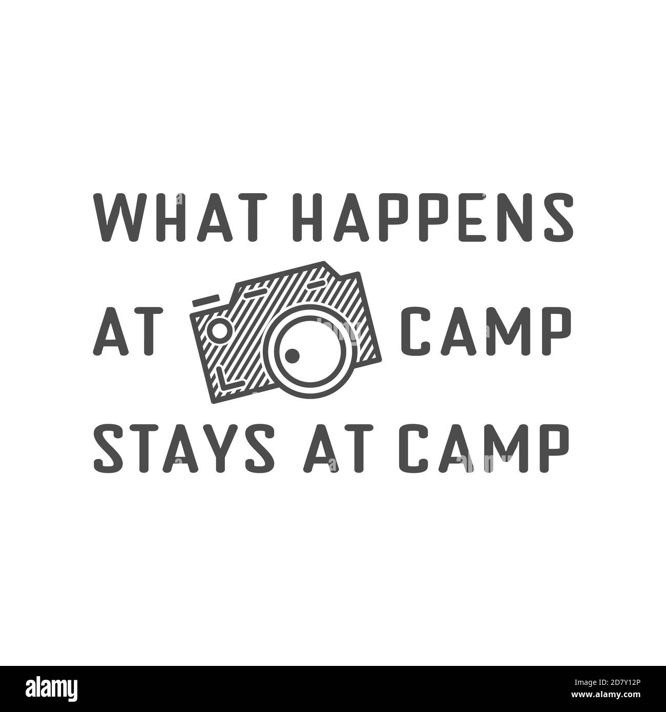 Logo du camping avec typographie et éléments de voyage - ancien appareil photo. Texte - se produit au camp séjour au camping. Couleurs rétro plates. Bien pour les tirages, le tee Banque D'Images