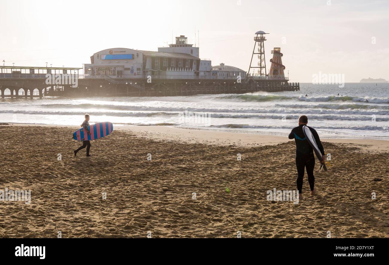 Bournemouth, Dorset, Royaume-Uni. 26 octobre 2020. Météo au Royaume-Uni : le soleil et la brise commencent la journée sur les plages de Bournemouth, tandis que les gens peuvent profiter du répit de la pluie. Les surfeurs font le maximum des vagues. Crédit : Carolyn Jenkins/Alay Live News Banque D'Images