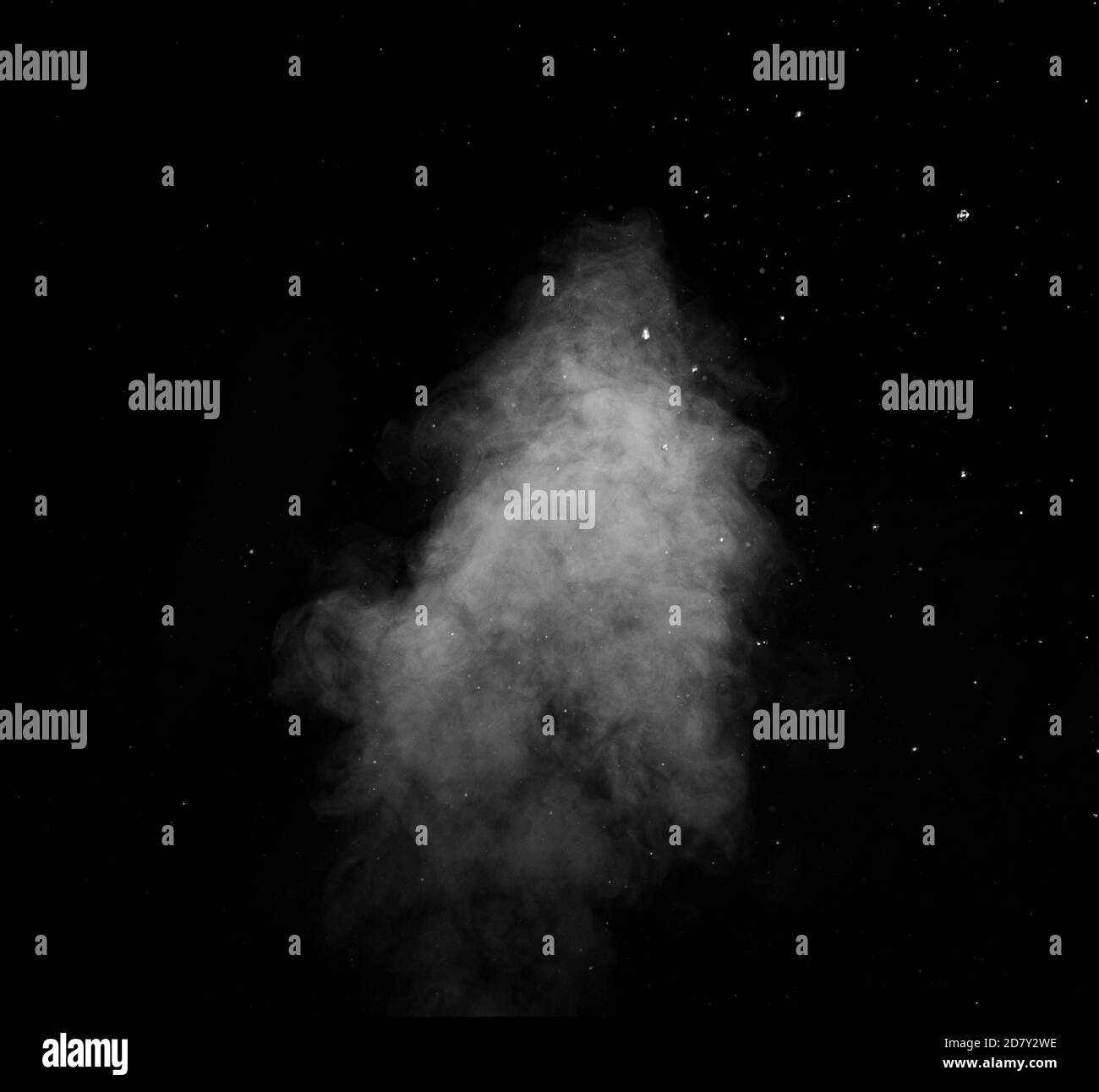 Vapeur blanche pulvérisée du saturateur d'air. Fragments de fumée sur fond noir. Arrière-plan abstrait Banque D'Images
