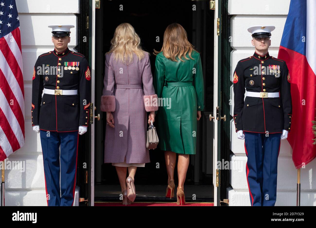 La première dame Melania Trump et l'épouse du Premier ministre de la République tchèque Monika Babišová entrent à la Maison Blanche à Washington, D.C., le 7 mars 2019. Crédit : Alex Edelman/l'accès photo Banque D'Images