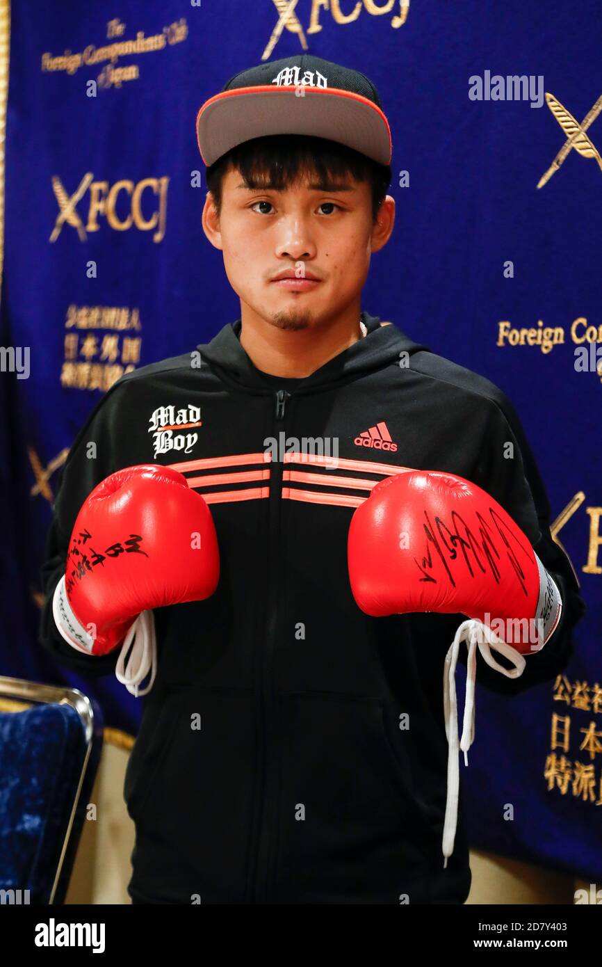 Tokyo, Japon. 26 octobre 2020. Japon WBA légère Flyweight 'Super Champion' Hiroto Kyoguchi pose pour les caméras lors d'une conférence de presse au club japonais des correspondants étrangers (FCCJ) dans le centre-ville de Tokyo. Kyoguchi défendra son titre (WBA léger flyweight super championnat) contre le challenger mondial No 11 Thanongsak Simsri (de Thaïlande) le 3 novembre, à Osaka. Il s'agit du premier combat de boxe masculin au Japon depuis le début du COVID-19. Credit: Rodrigo Reyes Marin/ZUMA Wire/Alay Live News Banque D'Images