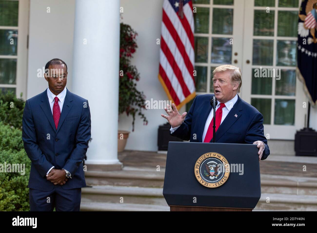 Le président américain Donald Trump prononce un discours avant de présenter la Médaille présidentielle de la liberté au golfeur Tiger Woods dans le jardin des roses de la Maison Blanche à Washington, D.C., le lundi 6 mai 2019. La Médaille présidentielle de la liberté est le plus grand honneur qu'un président américain peut accorder à un civil. Crédit : Alex Edelman/l'accès photo Banque D'Images