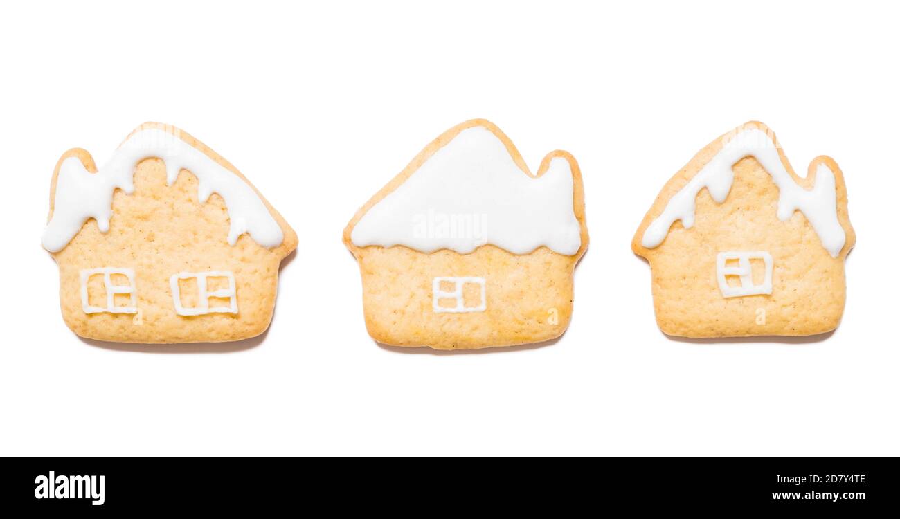 Biscuits de Noël sous forme de maisons sur blanc isolé arrière-plan Banque D'Images