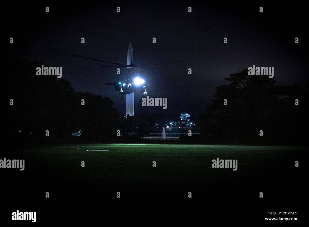 Marine One, transportant des préparateurs du président américain Donald Trump sur la pelouse sud de la Maison Blanche à Washington, D.C., le 8 mai 2019. Crédit : Alex Edelman/l'accès photo Banque D'Images