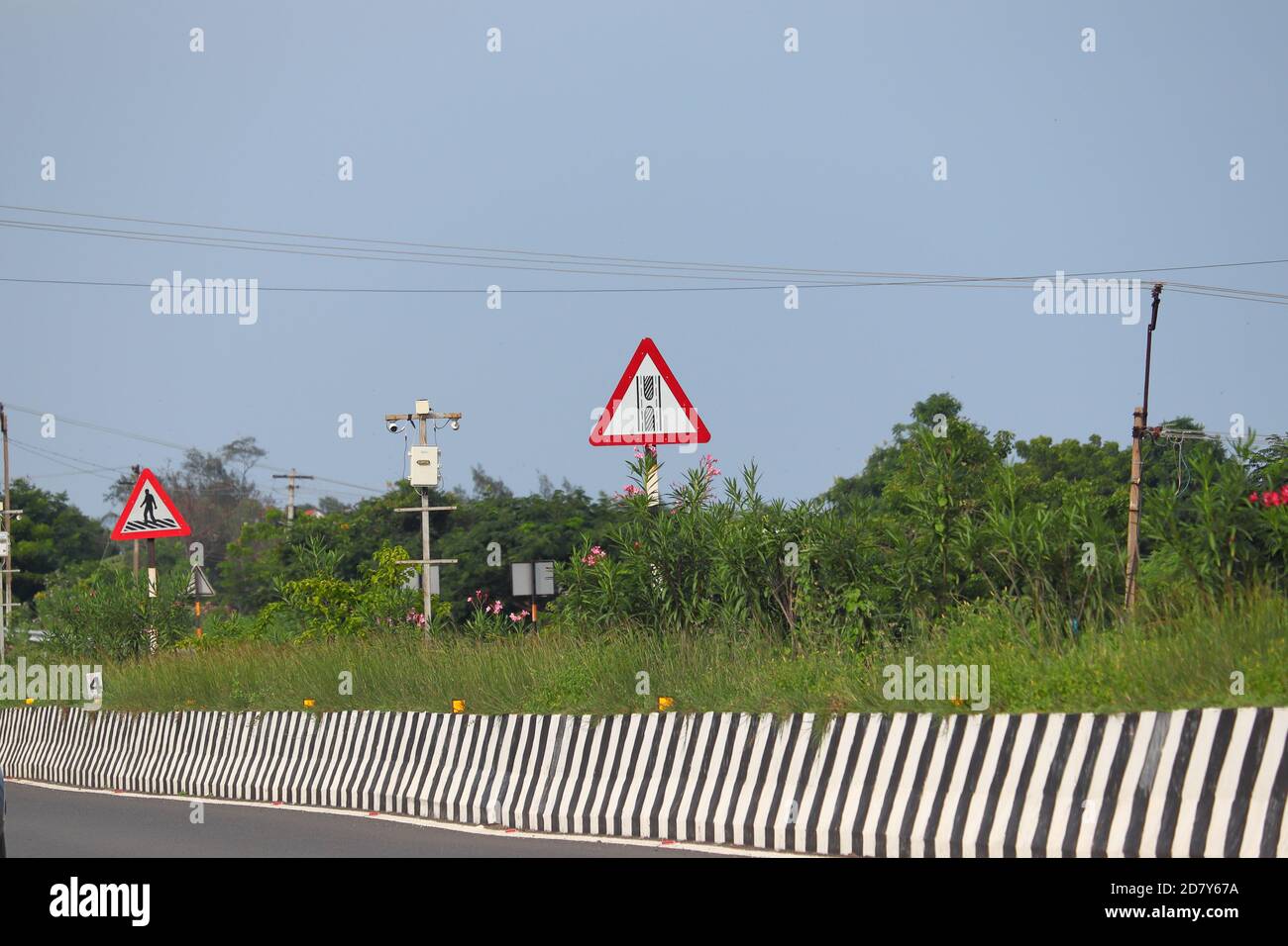 Caméras de surveillance et de signalisation routière sur l'Indian National Highway pour la sécurité, inde Banque D'Images