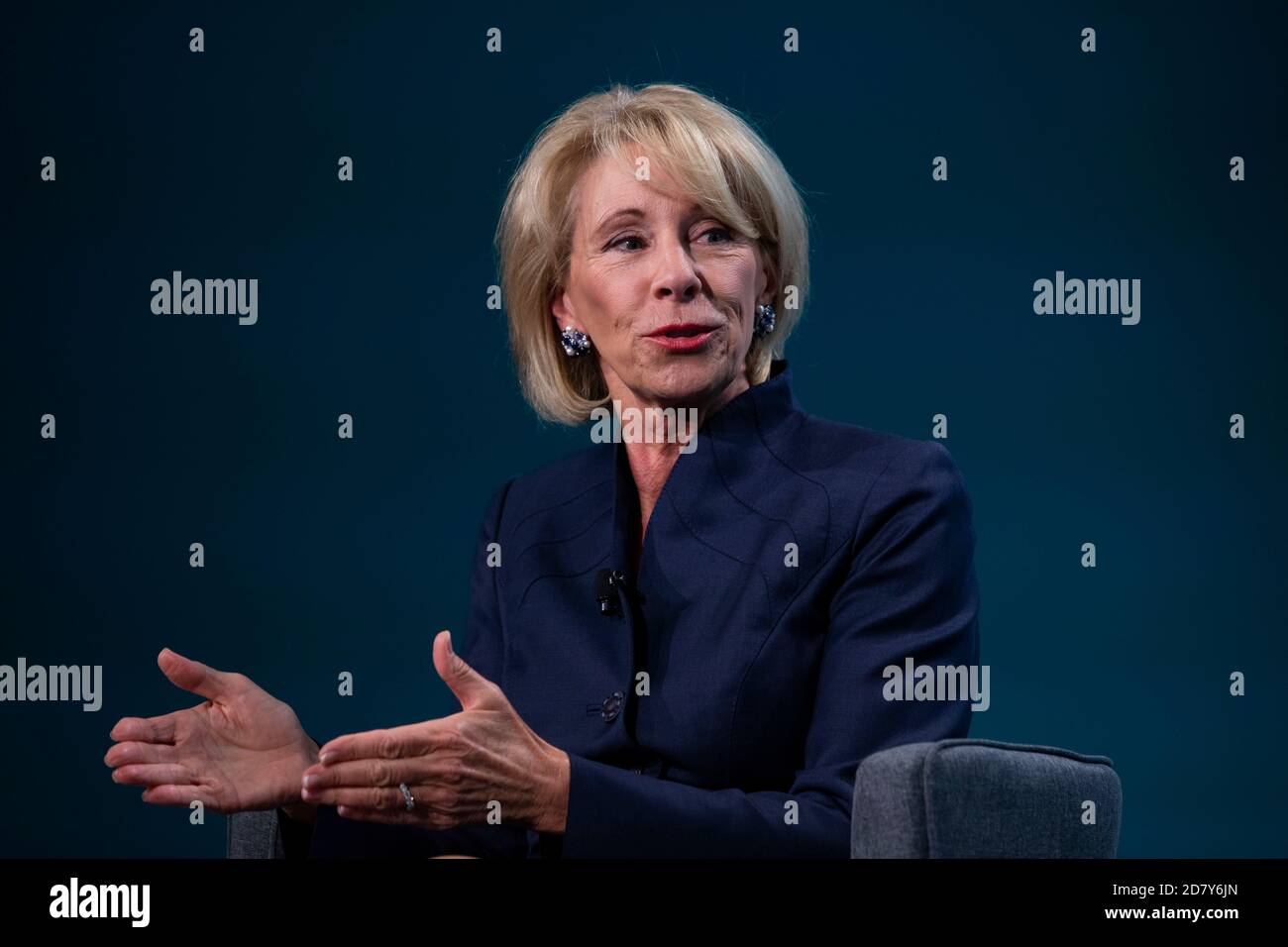 Betsy DeVos, secrétaire à l'éducation, s'exprime lors de la conférence CFO Network du Wall Street Journal à Washington, D.C., aux États-Unis, le mardi 11 juin 2019. Les panélistes discuteront de la façon dont les règles régissant l'information financière et le comportement des entreprises changeront et exploreront le paysage des fusions et acquisitions et l'activisme des entreprises. Crédit : Alex Edelman/l'accès photo Banque D'Images