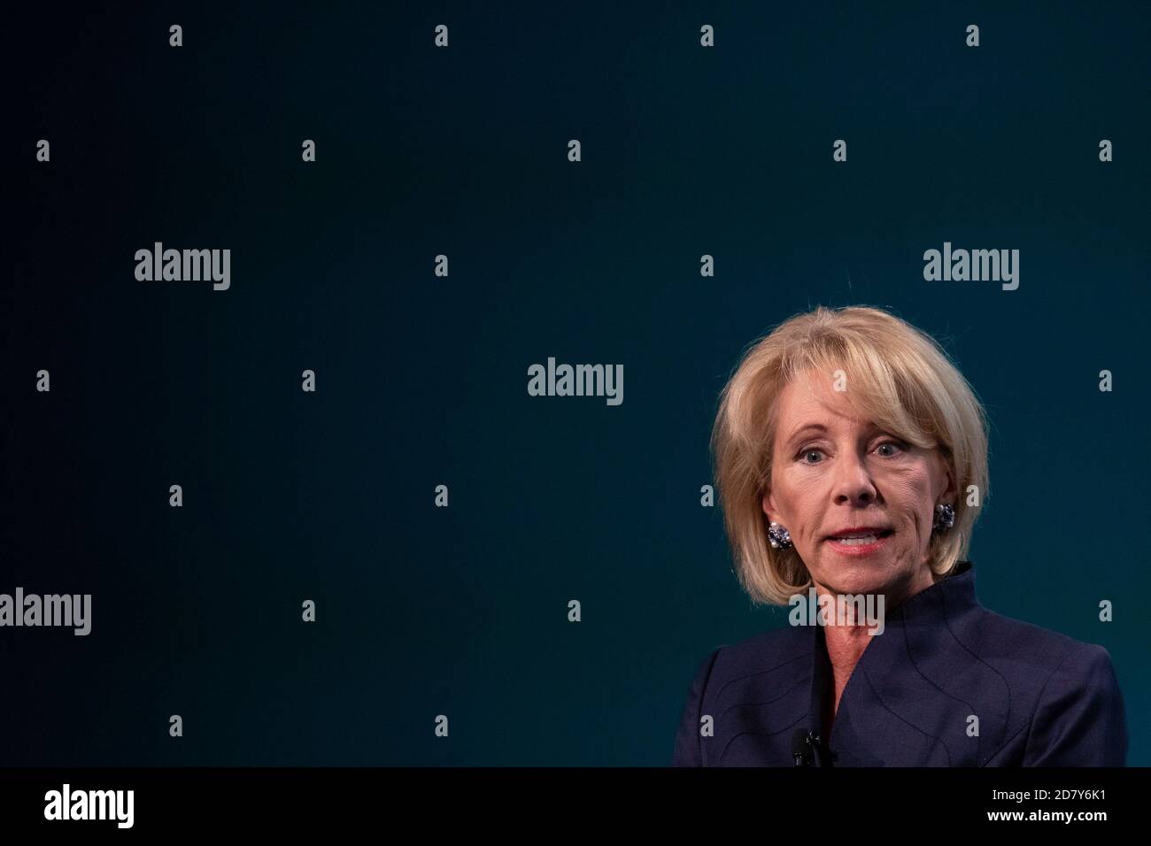 Betsy DeVos, secrétaire à l'éducation, s'exprime lors de la conférence CFO Network du Wall Street Journal à Washington, D.C., aux États-Unis, le mardi 11 juin 2019. Les panélistes discuteront de la façon dont les règles régissant l'information financière et le comportement des entreprises changeront et exploreront le paysage des fusions et acquisitions et l'activisme des entreprises. Crédit : Alex Edelman/l'accès photo Banque D'Images