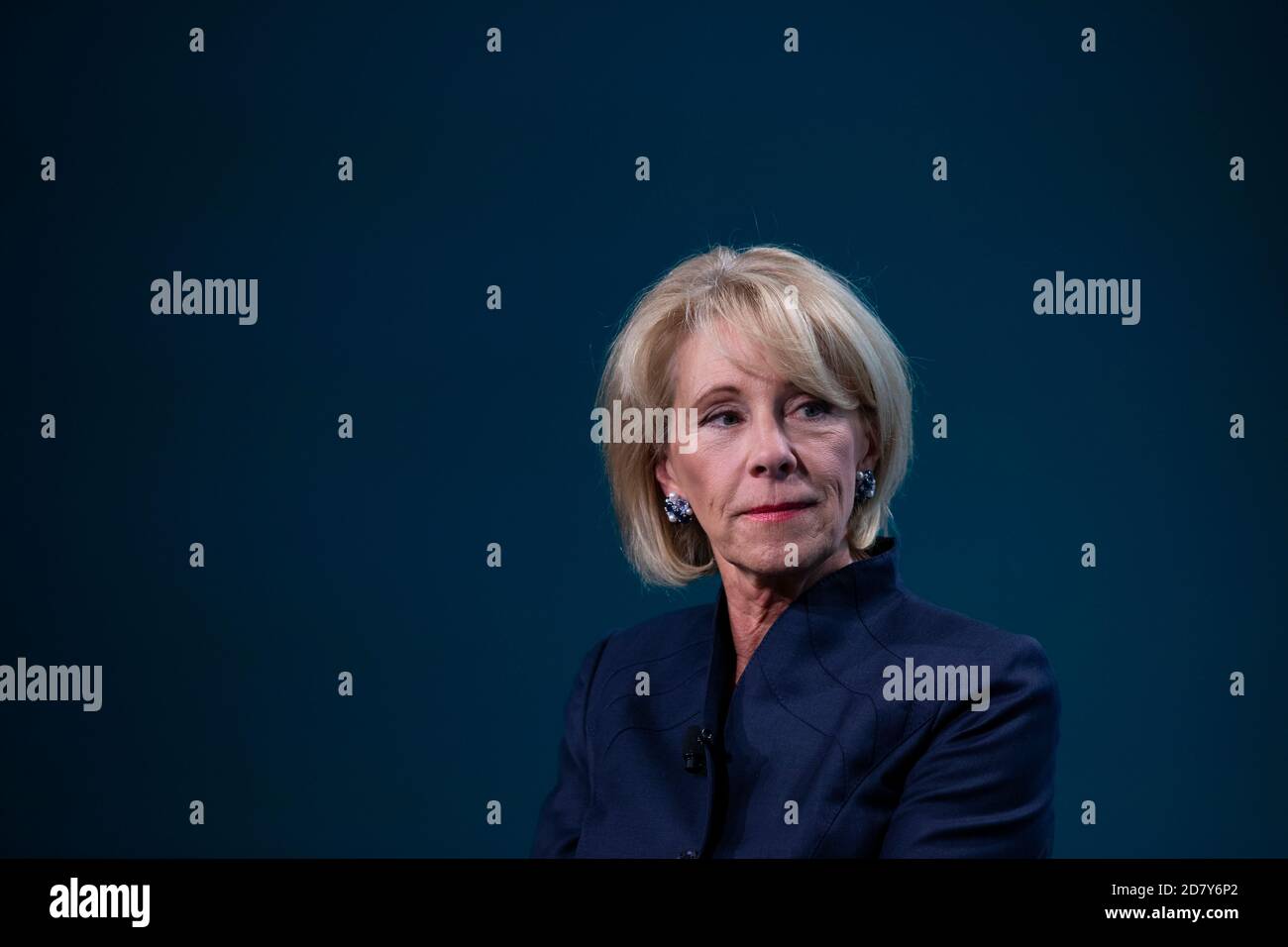 Betsy DeVos, secrétaire à l'éducation, s'exprime lors de la conférence CFO Network du Wall Street Journal à Washington, D.C., aux États-Unis, le mardi 11 juin 2019. Les panélistes discuteront de la façon dont les règles régissant l'information financière et le comportement des entreprises changeront et exploreront le paysage des fusions et acquisitions et l'activisme des entreprises. Crédit : Alex Edelman/l'accès photo Banque D'Images