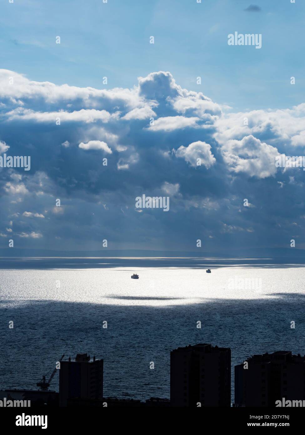 Paysage marin spectaculaire et magnifique, nuages boursouflés et plusieurs silhouetements de navires contre l'horizon forte lumière du soleil lumière du soleil reflet de la surface de la mer Banque D'Images