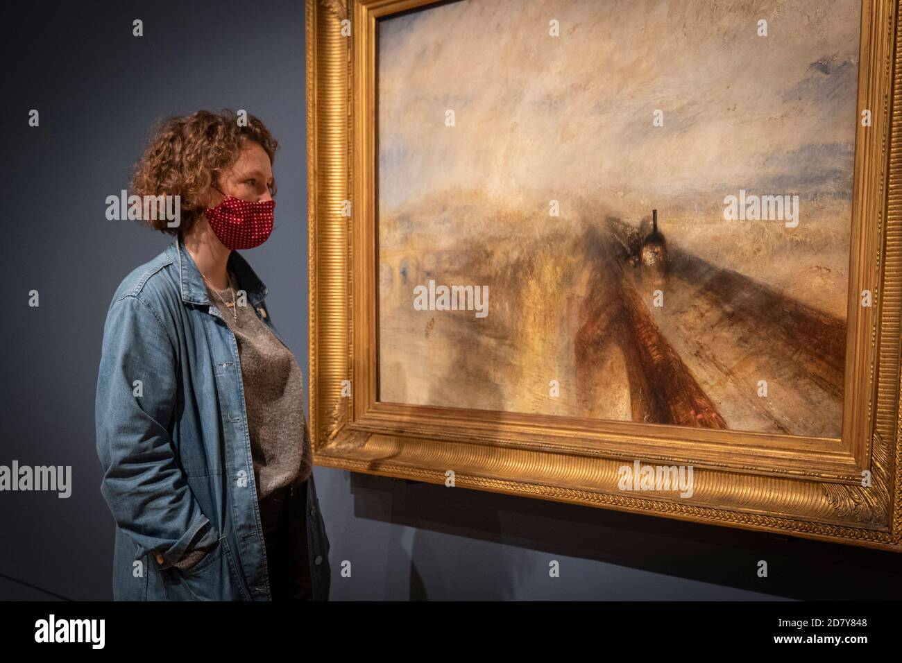 Londres, Angleterre. 26 octobre 2020. Un membre de l'équipe de Tate Britain examine l'emblématique huile Rain, Steam et Speed de Turner sur toile pendant le visionnement de presse du monde moderne de Turner au Tate Britain. Ouverte le 28 octobre 2020, cette grande exposition est dédiée à JMW Turner (1775-1851). Turner’s Modern World révèle comment le peintre paysagiste britannique a trouvé de nouveaux moyens de capturer les événements quotidiens, de l’impact de la technologie sur le monde naturel aux effets de la modernisation sur la société. (Photo de Sam Mellish / Alamy Live News) Banque D'Images