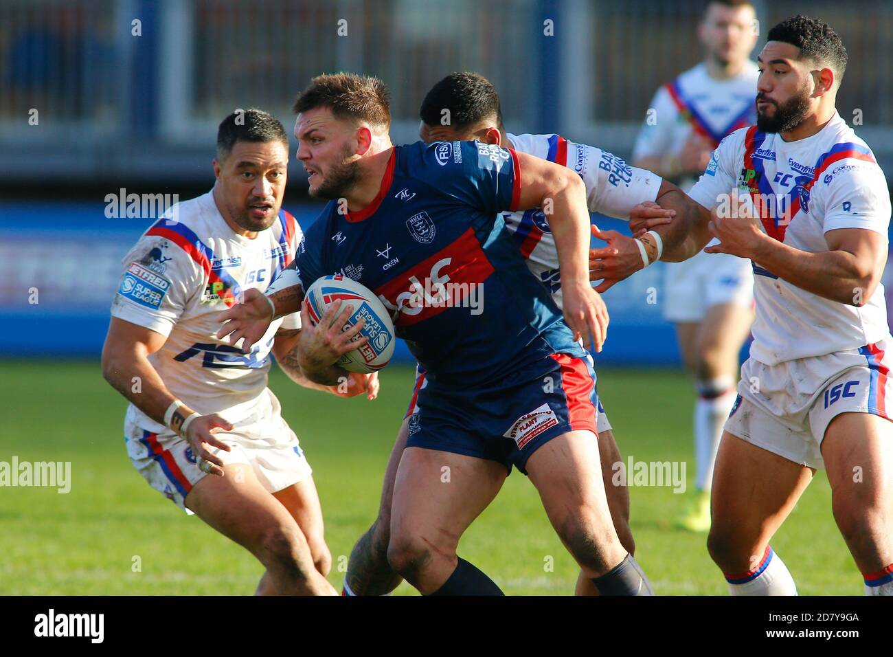 Kyle Trout (17) de Hull KR élude l'attaque par Tinilau Arona (10), Adam Tangata (18) et Kelepi Tanginoa (36) de Wakefield Trinity. Banque D'Images