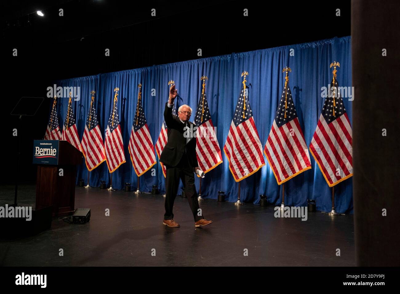 2020 le candidat pour le Président des États-Unis, le sénateur Bernie Sanders, I-V.T., part après avoir pris la parole lors d'un événement de campagne à l'Université George Washington, à Washington, D.C., le 12 juin 2019. Sanders a qualifié cet événement d'événement majeur de campagne et a prononcé un long discours sur le socialisme démocratique. Crédit : Alex Edelman/l'accès photo Banque D'Images