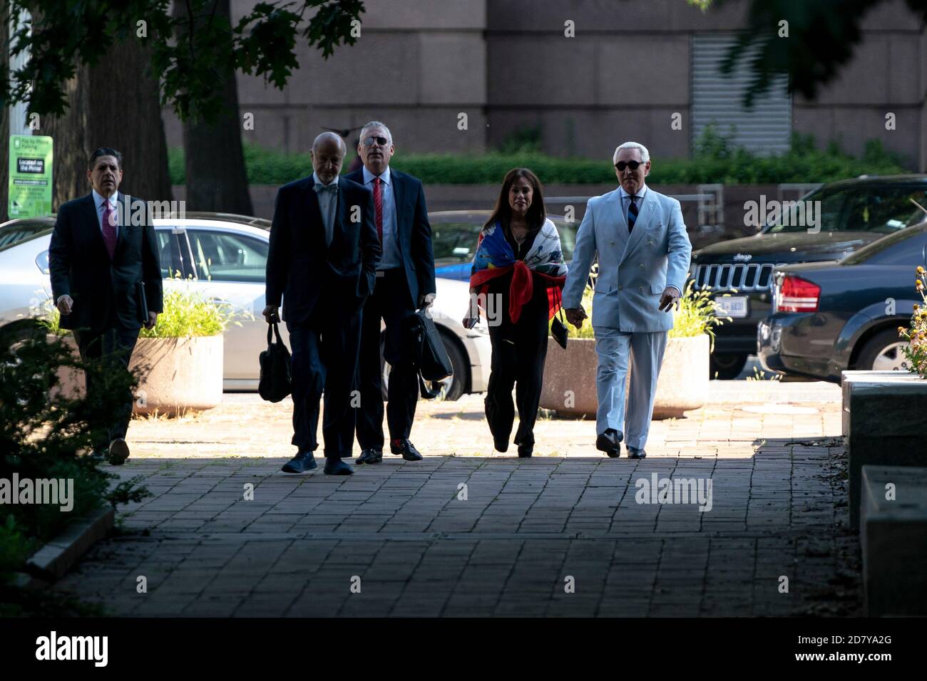 Roger Stone, ancien conseiller de campagne du président américain Donald Trump, et de sa femme Nydia Stone, arrivent au tribunal avec leur équipe juridique le mardi 16 juillet 2019 à Washington, D.C. Stone est en cour pour déterminer s'il a violé une ordonnance de bâillon établie par le juge Amy Berman Jackson. Si Jackson estime qu'il a violé son ordonnance de bâillon, le cautionnement de Stone sera révoqué. Crédit : Alex Edelman/l'accès photo Banque D'Images