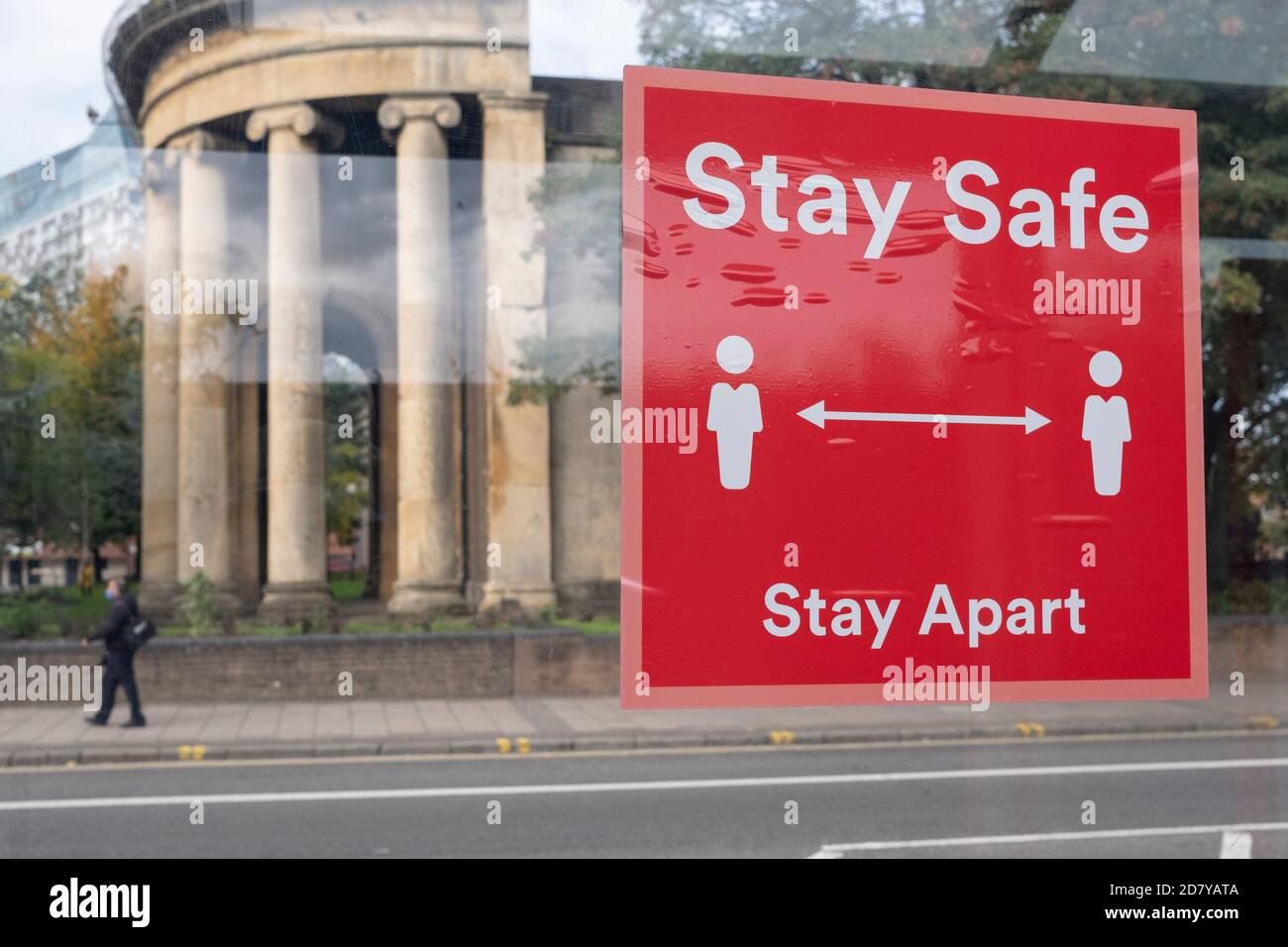 Comme le nombre de cas Covid-19 à Birmingham a augmenté de façon spectaculaire au cours des dernières semaines, des mesures de verrouillage accrues sont en place pour Birmingham et d'autres régions des West Midlands, des mesures de distance sociale dans le centre-ville le 7 octobre 2020 à Birmingham, au Royaume-Uni. Avec des difficultés financières pour de nombreuses entreprises, et le pays en récession, le ralentissement de l'économie a forcé de nombreux magasins à fermer, laissant les rues hautes du Royaume-Uni en difficulté. Banque D'Images