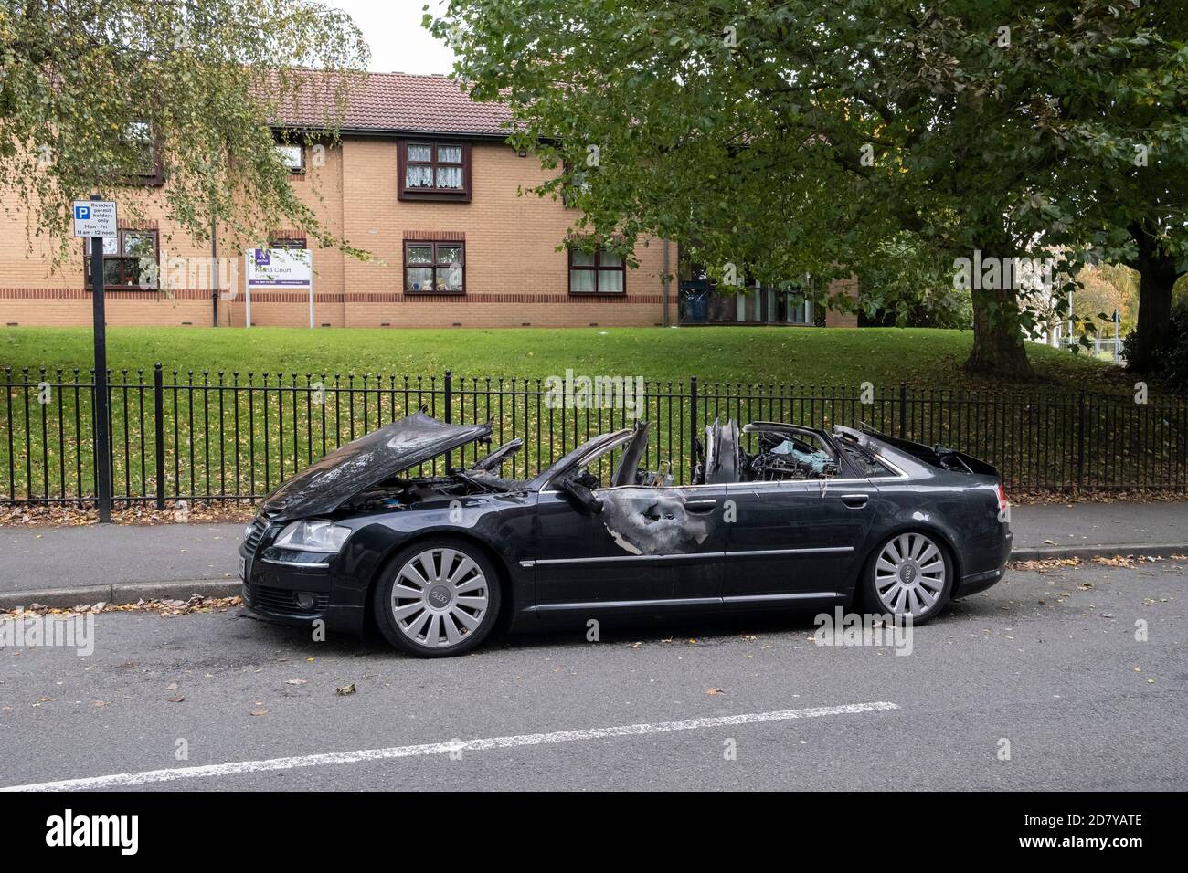 La voiture Audi a brûlé dans le centre-ville le 7 octobre 2020 à Birmingham, au Royaume-Uni. À Birmingham, il est très fréquent de voir l'épave des voitures écrasées, abandonnées ou brûlées car il y a beaucoup de vols de voitures et de conduite imprudente, surtout la nuit quand les courses de voiture sont fréquentes. Parmi les habitants de la région, la ville a une réputation de nature sauvage dans les rues où un manque de police conduit à une culture d'anarchie parmi certains groupes. Banque D'Images