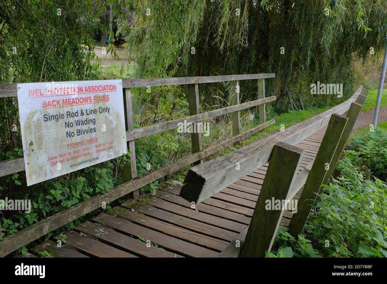 Panneau de pêche sur un pont au bord de la rivière Ivel à Biggleswade, Angleterre Banque D'Images