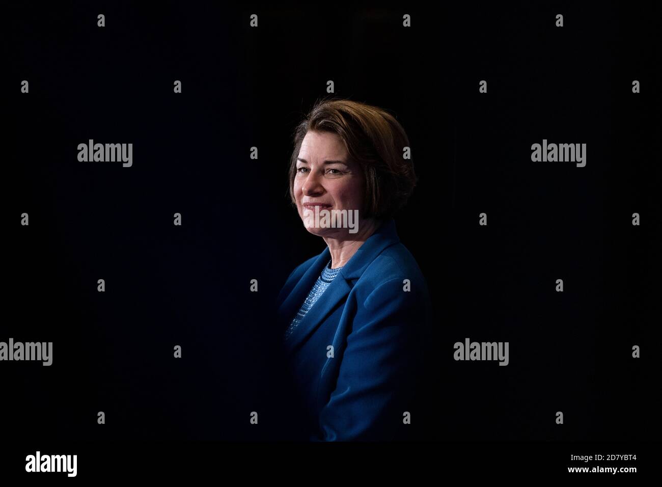 La sénatrice Amy Klobuchar, démocrate du Minnesota et candidate à la présidence de 2020, attend de prendre la parole au National Press Club le mardi 16 juillet 2019 à Washington, D.C., Klobuchar a prononcé un discours décrivant ses priorités pour ses 100 premiers jours de mandat s'il était élu président. Crédit : Alex Edelman/l'accès photo Banque D'Images