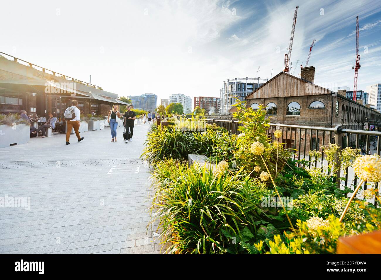 King's Cross London, Royaume-Uni, 12 juillet 2019 : conception de paysage urbain de Granary Square, passerelle piétonne grand espace Banque D'Images