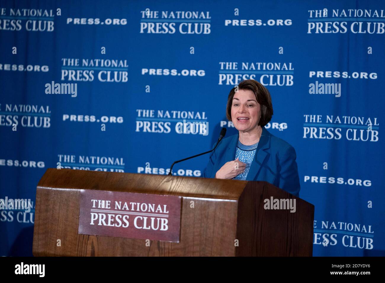 La sénatrice Amy Klobuchar, démocrate du Minnesota et candidate à la présidentielle de 2020, s'exprime au National Press Club le mardi 16 juillet 2019 à Washington, D.C., Klobuchar a prononcé un discours décrivant ses priorités pour ses 100 premiers jours de mandat s'il était élu président. Crédit : Alex Edelman/l'accès photo Banque D'Images