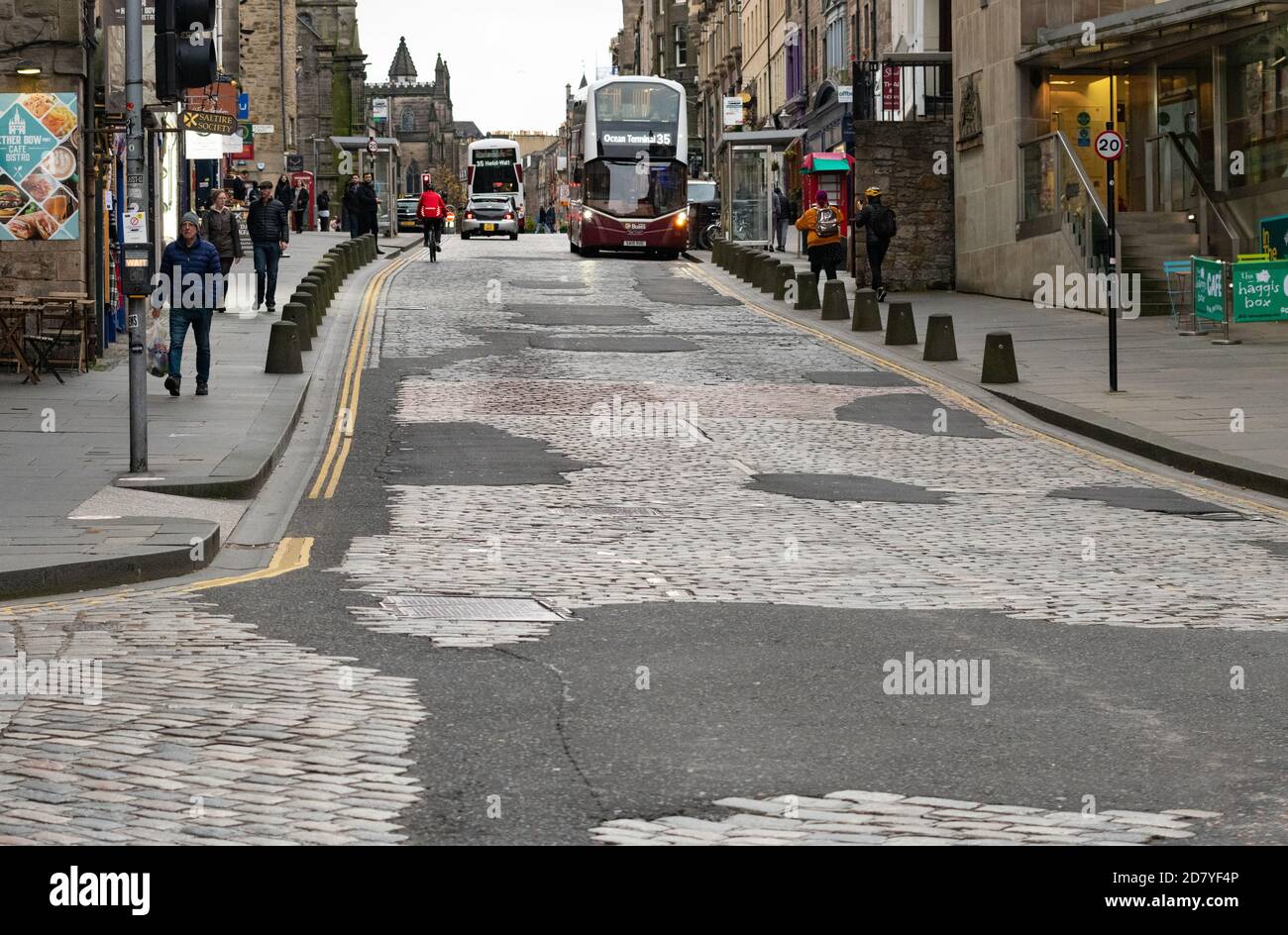 Pavés mal réparés avec du tarmac sur le Royal Mile, Édimbourg, Écosse, Royaume-Uni Banque D'Images