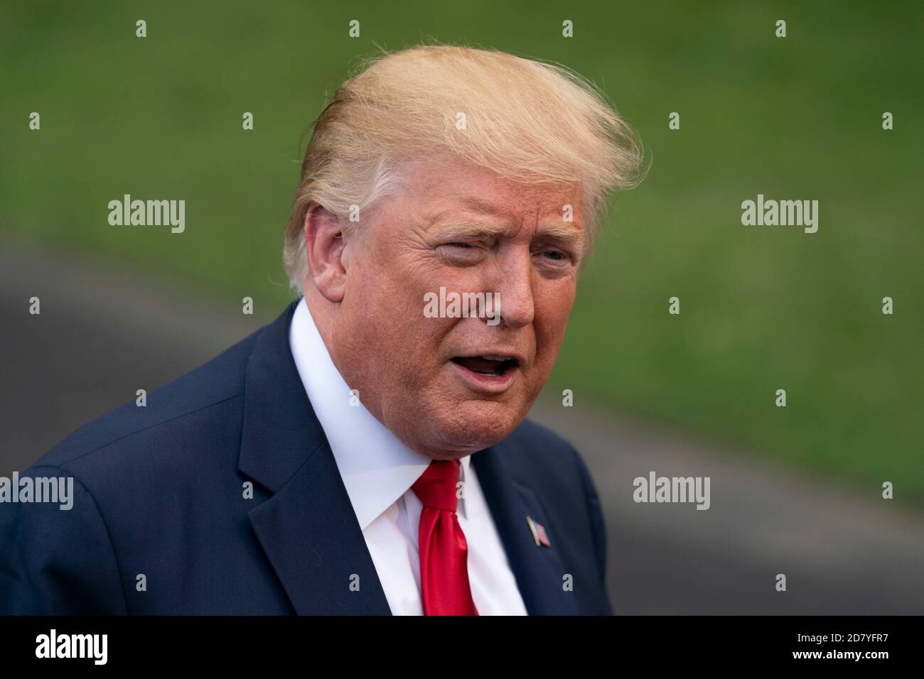 Le président américain Donald Trump s'entretient avec des journalistes avant d'embarquer à bord de Marine One sur la pelouse sud de la Maison Blanche à Washington, D.C., aux États-Unis, le mercredi 17 juillet 2019. Trump s'est rendu mercredi en Caroline du Nord, où il a organisé un rassemblement de campagne. Crédit : Alex Edelman/l'accès photo Banque D'Images