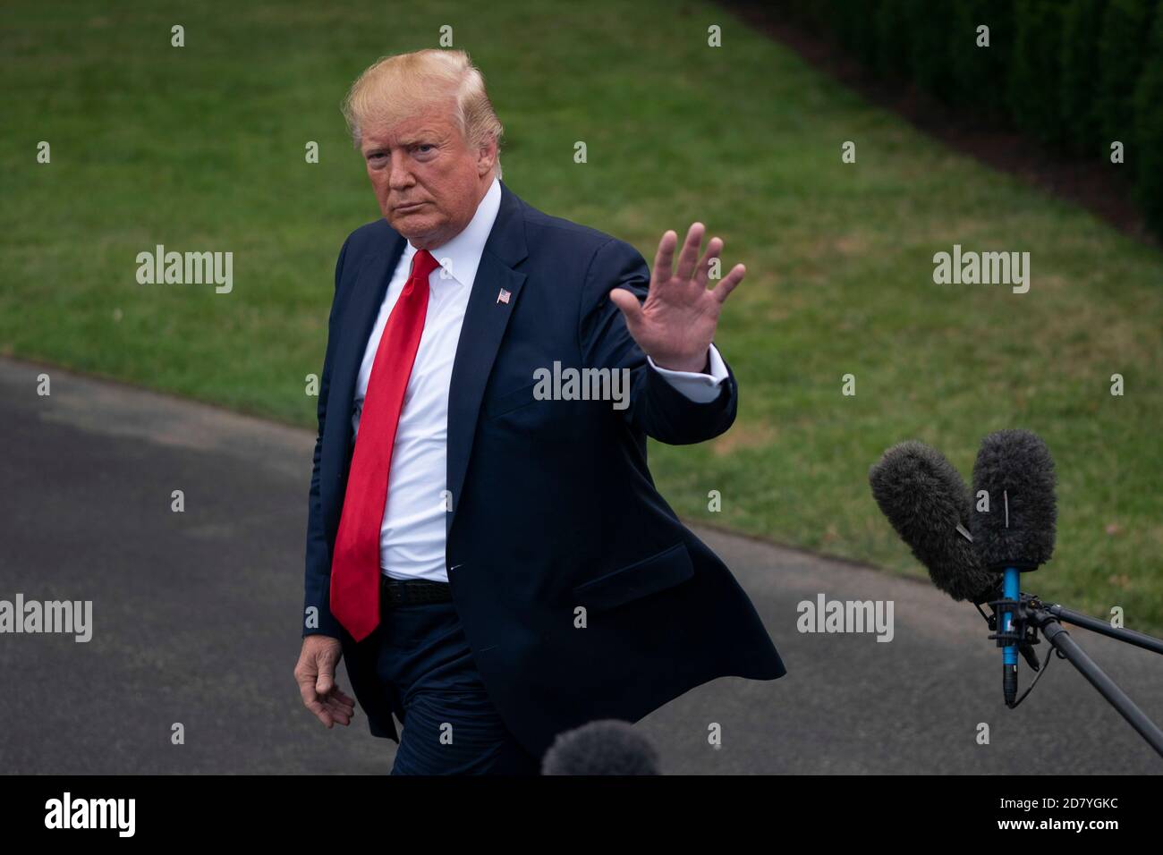 Le président américain Donald Trump s'entretient avec des journalistes avant d'embarquer à bord de Marine One sur la pelouse sud de la Maison Blanche à Washington, D.C., aux États-Unis, le mercredi 17 juillet 2019. Trump s'est rendu mercredi en Caroline du Nord, où il a organisé un rassemblement de campagne. Crédit : Alex Edelman/l'accès photo Banque D'Images