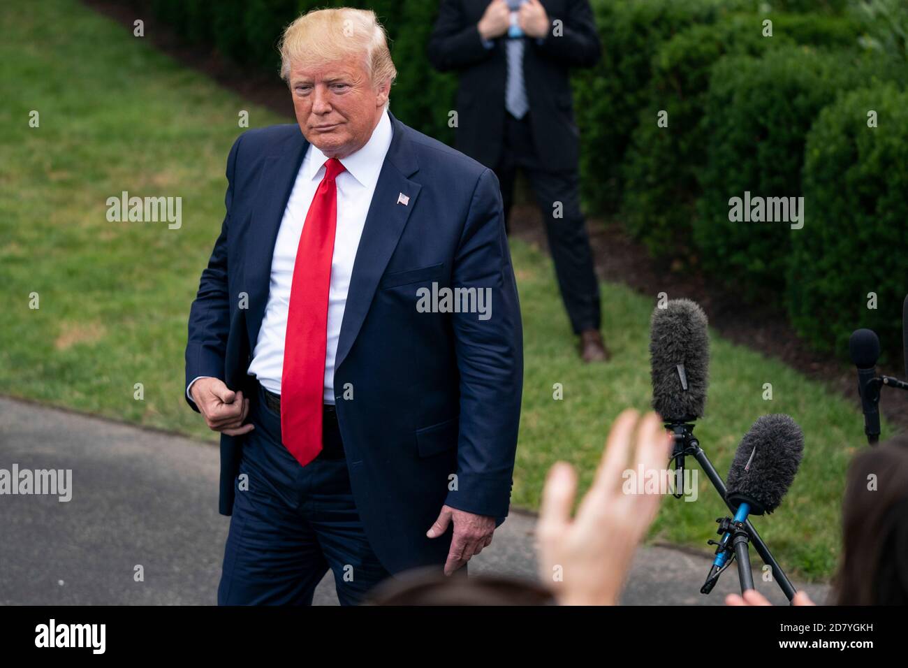 Le président américain Donald Trump s'entretient avec des journalistes avant d'embarquer à bord de Marine One sur la pelouse sud de la Maison Blanche à Washington, D.C., aux États-Unis, le mercredi 17 juillet 2019. Trump s'est rendu mercredi en Caroline du Nord, où il a organisé un rassemblement de campagne. Crédit : Alex Edelman/l'accès photo Banque D'Images