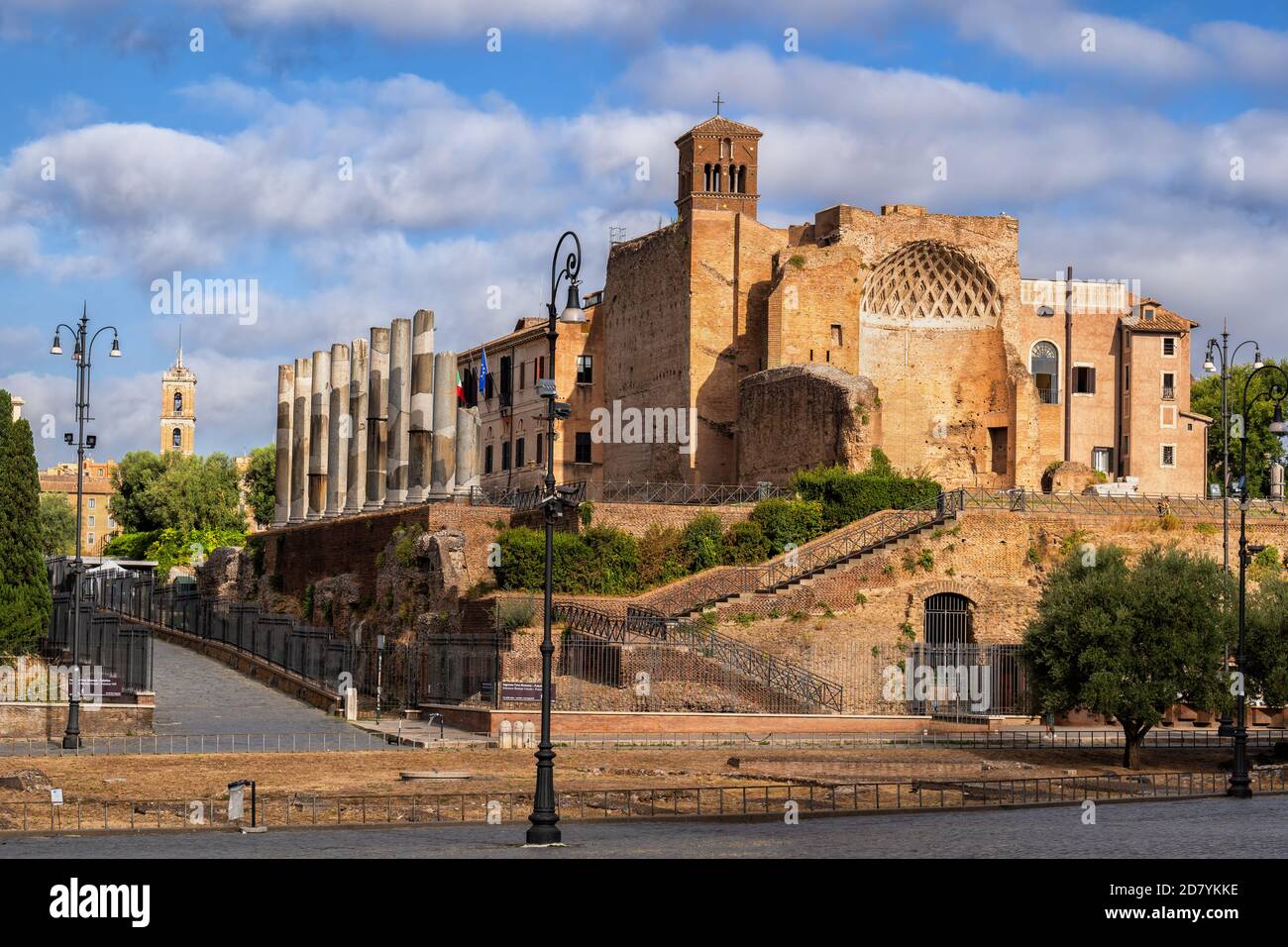 Temple de Vénus et de Roma et colonnes de via Sacra dans la ville de Rome, Italie. Situé sur la colline de Velian, côté est du Forum Romanum, dédié aux déesses V. Banque D'Images