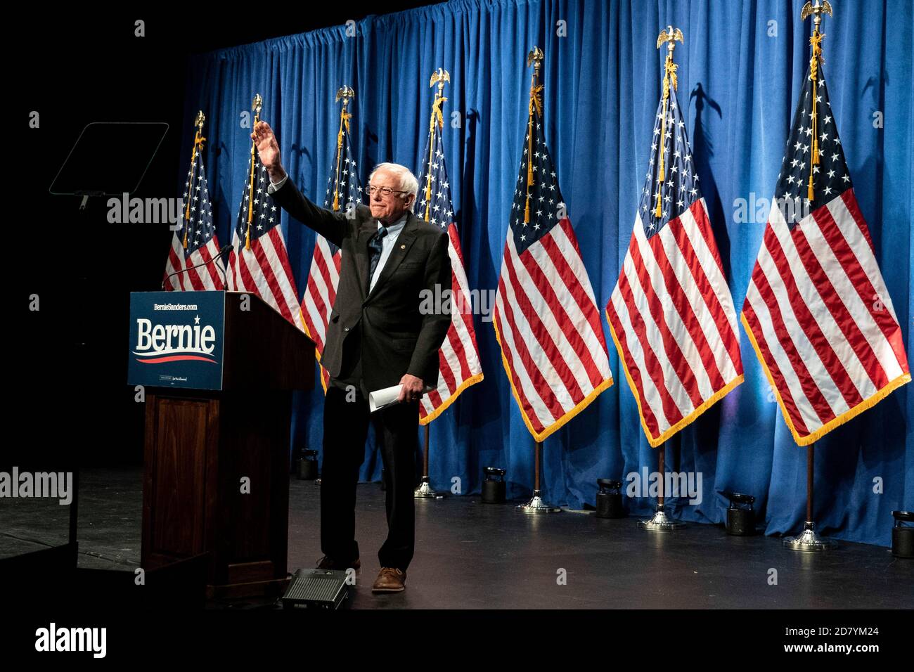 2020 le candidat pour le Président des États-Unis, le sénateur Bernie Sanders, I-V.T., quitte la scène après avoir pris la parole lors d'un événement de campagne à l'Université George Washington, à Washington, D.C., le 12 juin 2019. Sanders a qualifié cet événement d'événement majeur de campagne et a prononcé un long discours sur le socialisme démocratique. Crédit : Alex Edelman/l'accès photo Banque D'Images