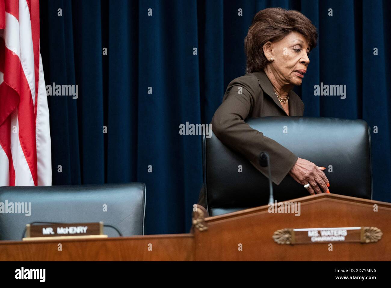 La représentante Maxine Waters, présidente du Comité des services financiers de la Chambre des communes, D-N.Y., se présente avant de présider une audience du président de la Réserve fédérale, Jerome Powell, pour témoigner devant le Comité des services financiers de la Chambre à Capitol Hill, à Washington, D.C., le mercredi 10 juillet 2019. Les législateurs ont interrogé Powell sur une variété de sujets liés à la politique monétaire des États-Unis et à l'état de l'économie américaine. Crédit : Alex Edelman/l'accès photo Banque D'Images