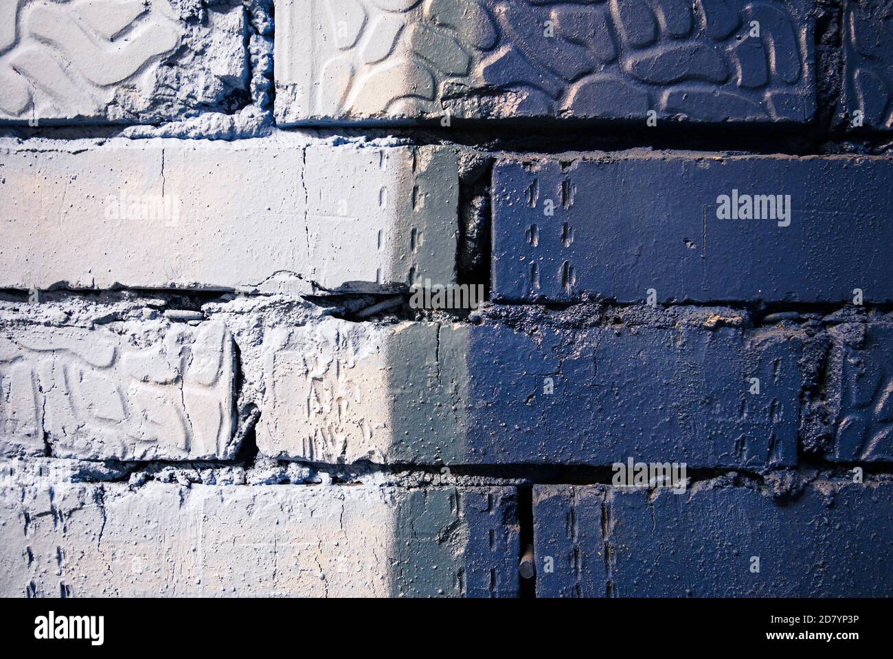 texture murale en brique peinte de couleur grise et bleue Banque D'Images