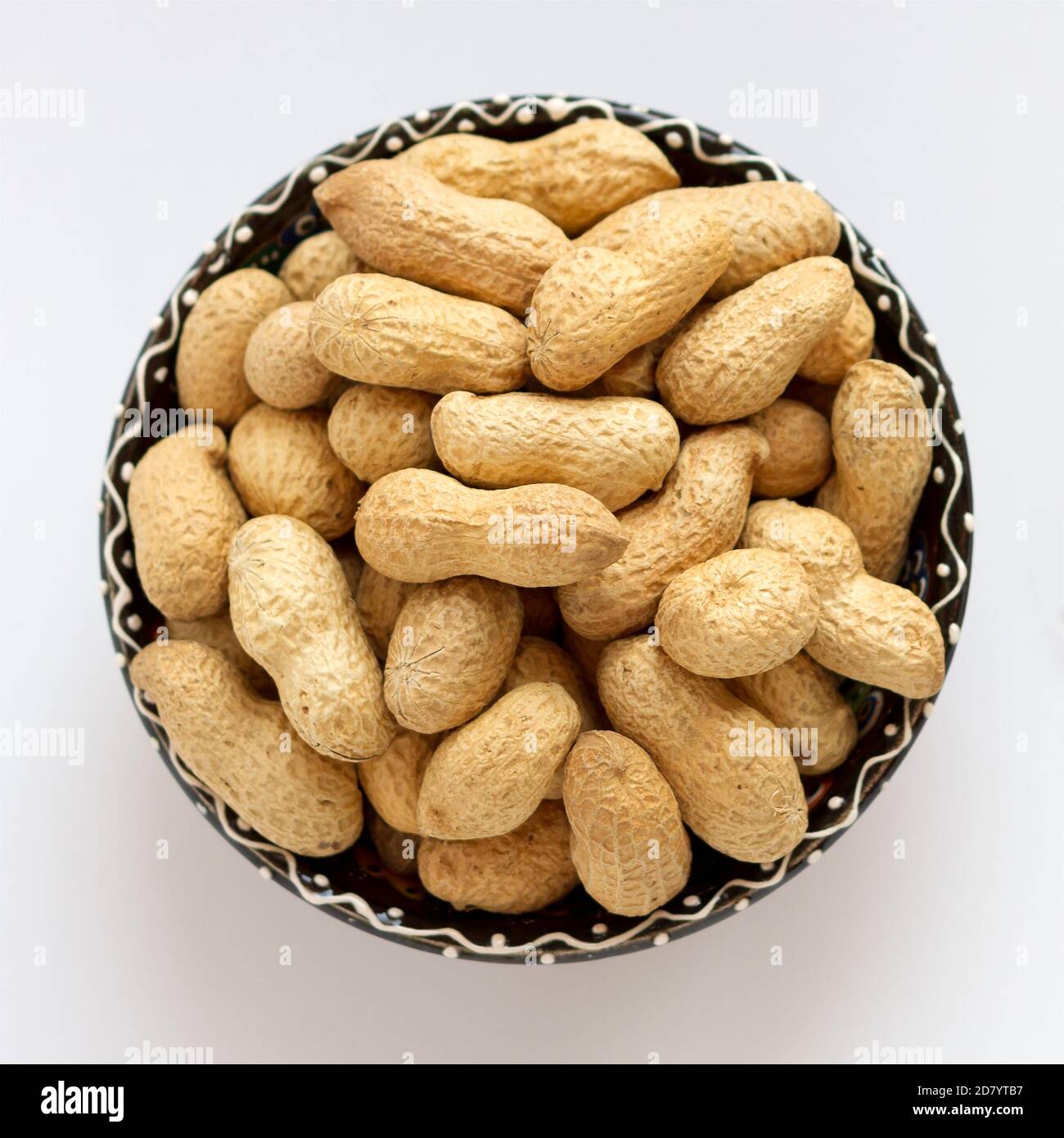 Arachides crues dans la coquille sur la tasse d'argile. Vue de dessus Banque D'Images