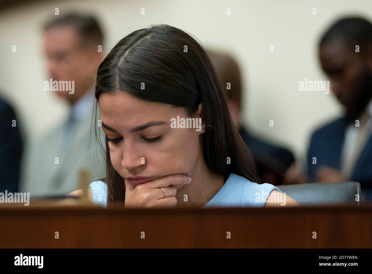 La représentante Alexandria Ocasio-Cortez, D-N.Y., écoute en tant que président du Conseil de la Réserve fédérale, Jerome Powell, témoigne devant le Comité des services financiers de la Chambre à Capitol Hill, à Washington, D.C., le mercredi 10 juillet 2019. Les législateurs ont interrogé Powell sur une variété de sujets liés à la politique monétaire des États-Unis et à l'état de l'économie américaine. Crédit : Alex Edelman/l'accès photo Banque D'Images