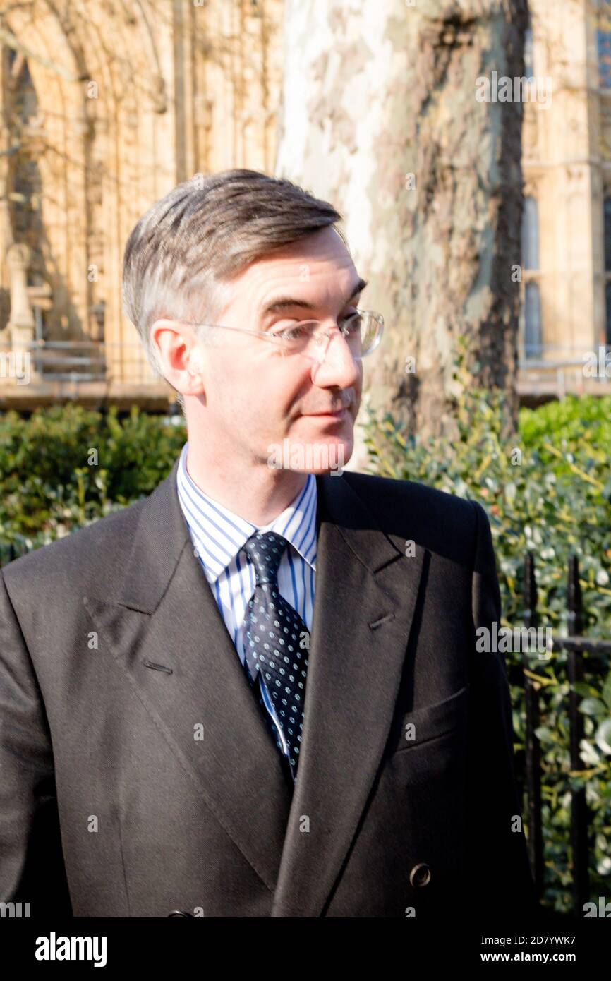 Londres, Royaume-Uni, 29 mars 2019 :- le député conservateur Jacob Rees-Mogg, partisan de premier plan de Briexit, quitte le Parlement britannique Banque D'Images