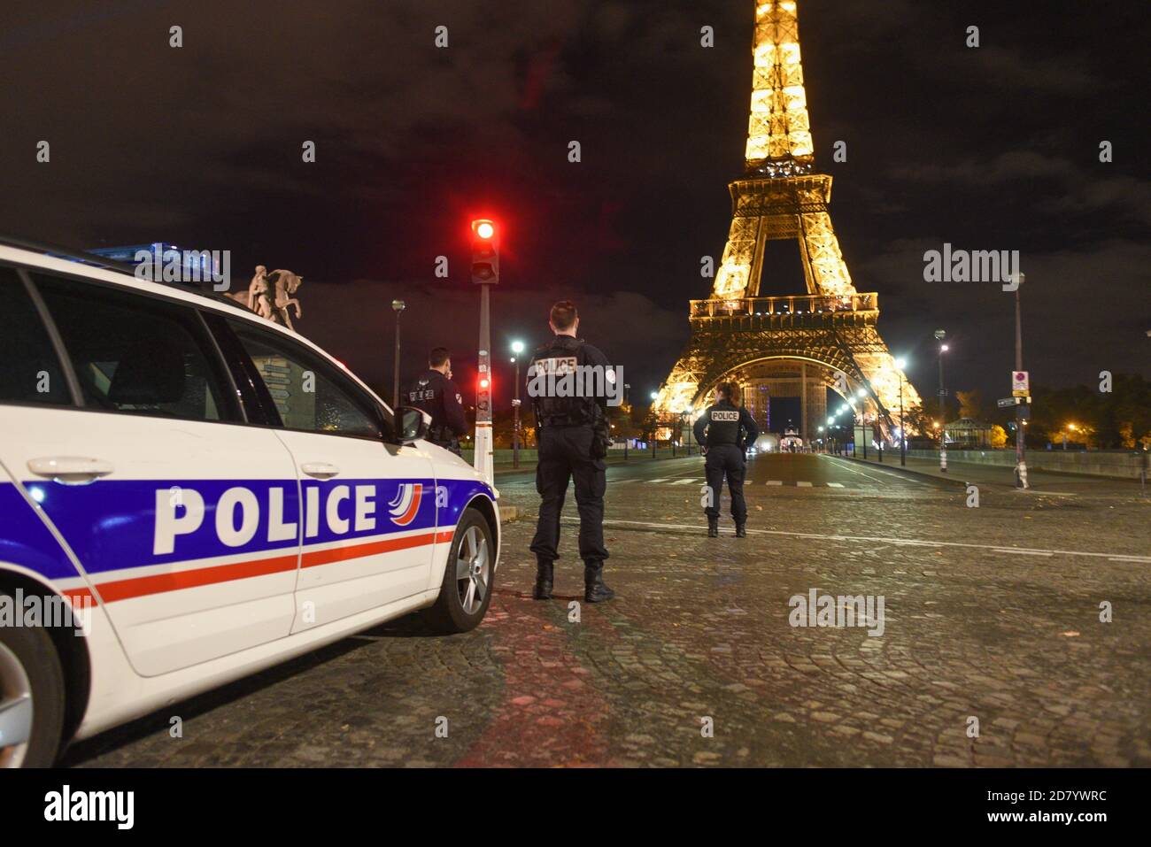 *** STRICTEMENT AUCUNE VENTE AUX MÉDIAS OU ÉDITEURS FRANÇAIS - DROITS RÉSERVÉS ***24 octobre 2020 - Paris, France: La police française applique le couvre-feu Covid-19 près de la Tour Eiffel. Les rues parisiennes restent presque désertes le 24 octobre, un samedi soir, car la plupart des gens respectaient les restrictions de nuit. Vendredi, la France a étendu son couvre-feu 21:00 à 06:00 à plusieurs nouvelles zones en dehors de Paris, et quelque 46 millions de personnes sont maintenant touchées par la mesure visant à endiguer la deuxième vague d'infections à Covid-19. Reportage dans les rues désertes de Paris un samedi soir, en raison du livre-feu contre l'epid Banque D'Images
