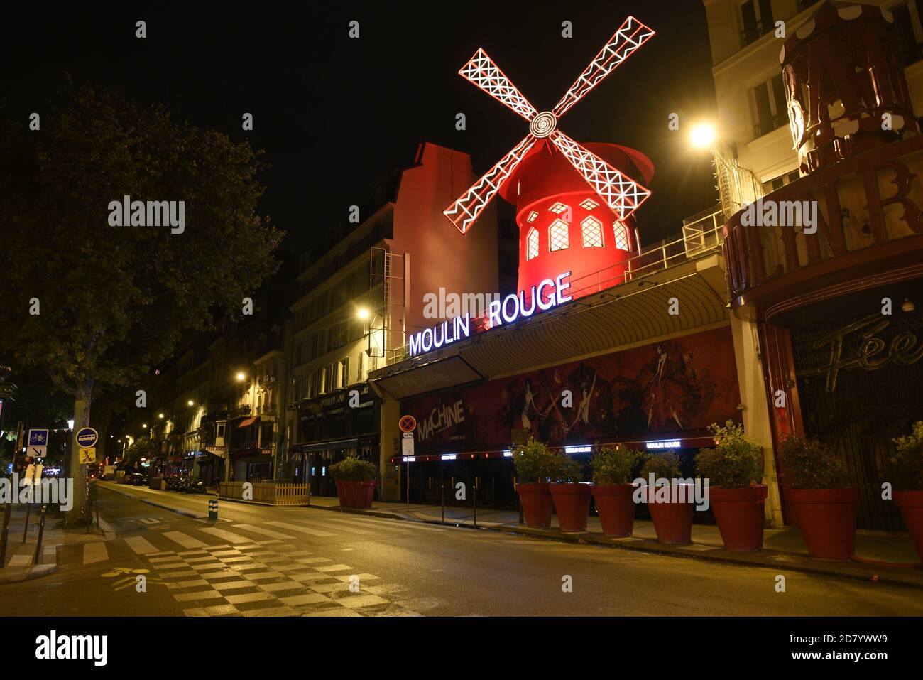 *** STRICTEMENT AUCUNE VENTE AUX MÉDIAS OU ÉDITEURS FRANÇAIS - DROITS RÉSERVÉS ***24 octobre 2020 - Paris, France: Rues vides la nuit près du Moulin Rouge pendant le couvre-feu Covid-19. Les rues parisiennes restent presque désertes le 24 octobre, un samedi soir, car la plupart des gens respectaient les restrictions de nuit. Vendredi, la France a étendu son couvre-feu 21:00 à 06:00 à plusieurs nouvelles zones en dehors de Paris, et quelque 46 millions de personnes sont maintenant touchées par la mesure visant à endiguer la deuxième vague d'infections à Covid-19. Reportage dans les rues désertes de Paris un samedi soir, en raison du livre-feu contre Banque D'Images