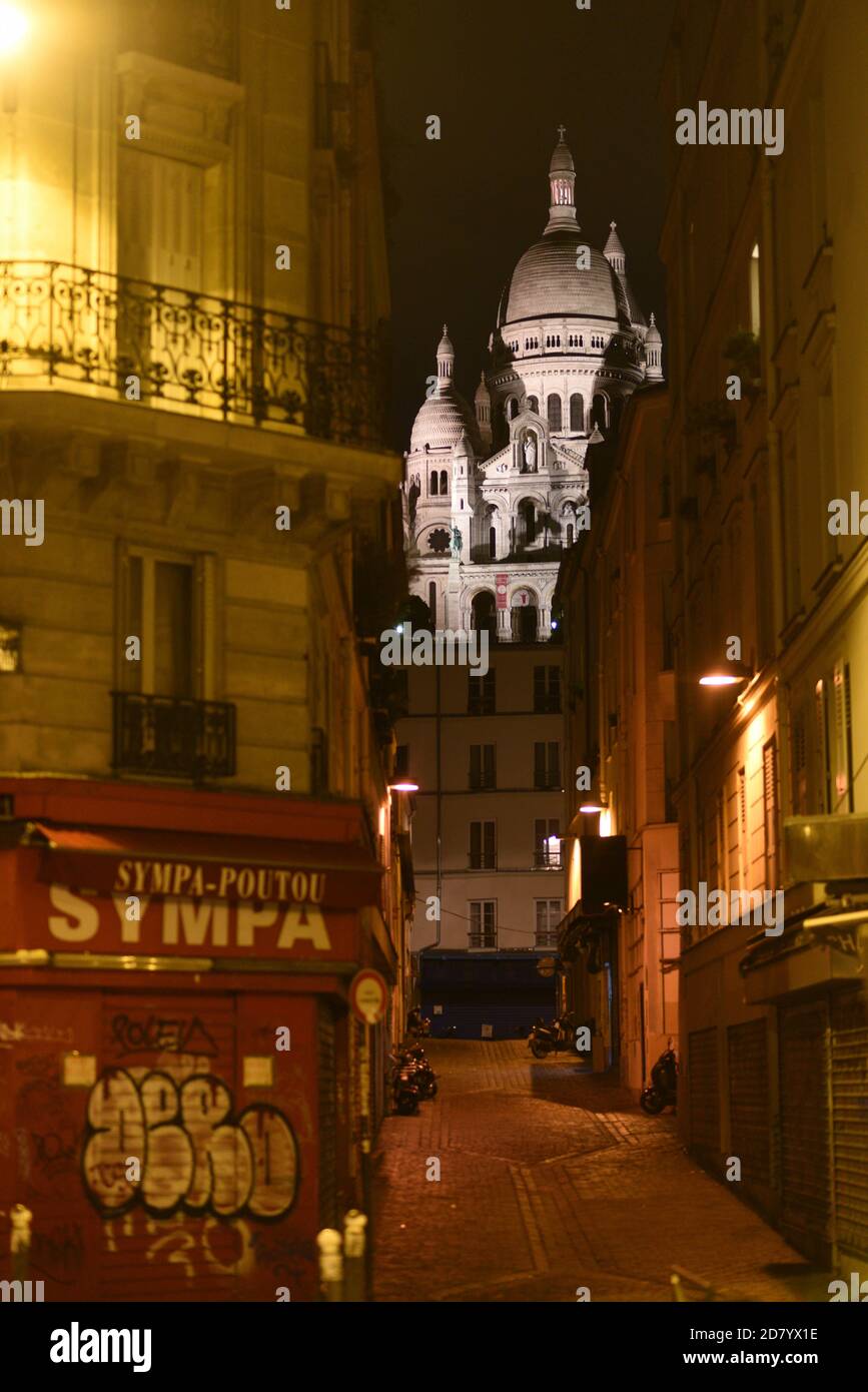 *** STRICTEMENT AUCUNE VENTE AUX MÉDIAS OU ÉDITEURS FRANÇAIS - DROITS RÉSERVÉS ***24 octobre 2020 - Paris, France: Rues vides la nuit près du quartier de Montmartre pendant le couvre-feu Covid-19. Les rues parisiennes restent presque désertes le 24 octobre, un samedi soir, car la plupart des gens respectaient les restrictions de nuit. Vendredi, la France a étendu son couvre-feu 21:00 à 06:00 à plusieurs nouvelles zones en dehors de Paris, et quelque 46 millions de personnes sont maintenant touchées par la mesure visant à endiguer la deuxième vague d'infections à Covid-19. Banque D'Images