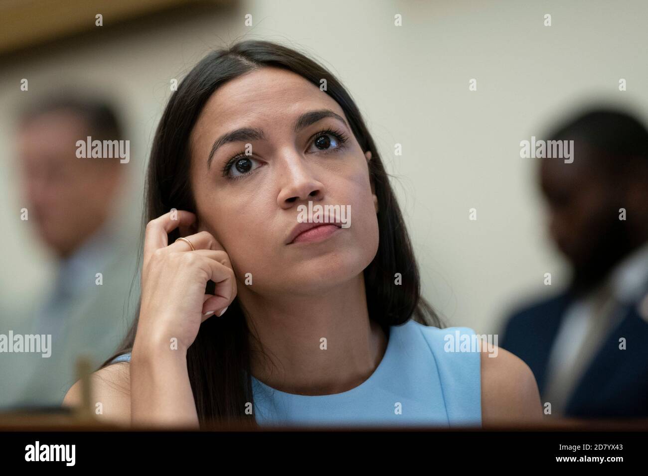 La représentante Alexandria Ocasio-Cortez, D-N.Y., écoute en tant que président du Conseil de la Réserve fédérale, Jerome Powell, témoigne devant le Comité des services financiers de la Chambre à Capitol Hill, à Washington, D.C., le mercredi 10 juillet 2019. Les législateurs ont interrogé Powell sur une variété de sujets liés à la politique monétaire des États-Unis et à l'état de l'économie américaine. Crédit : Alex Edelman/l'accès photo Banque D'Images