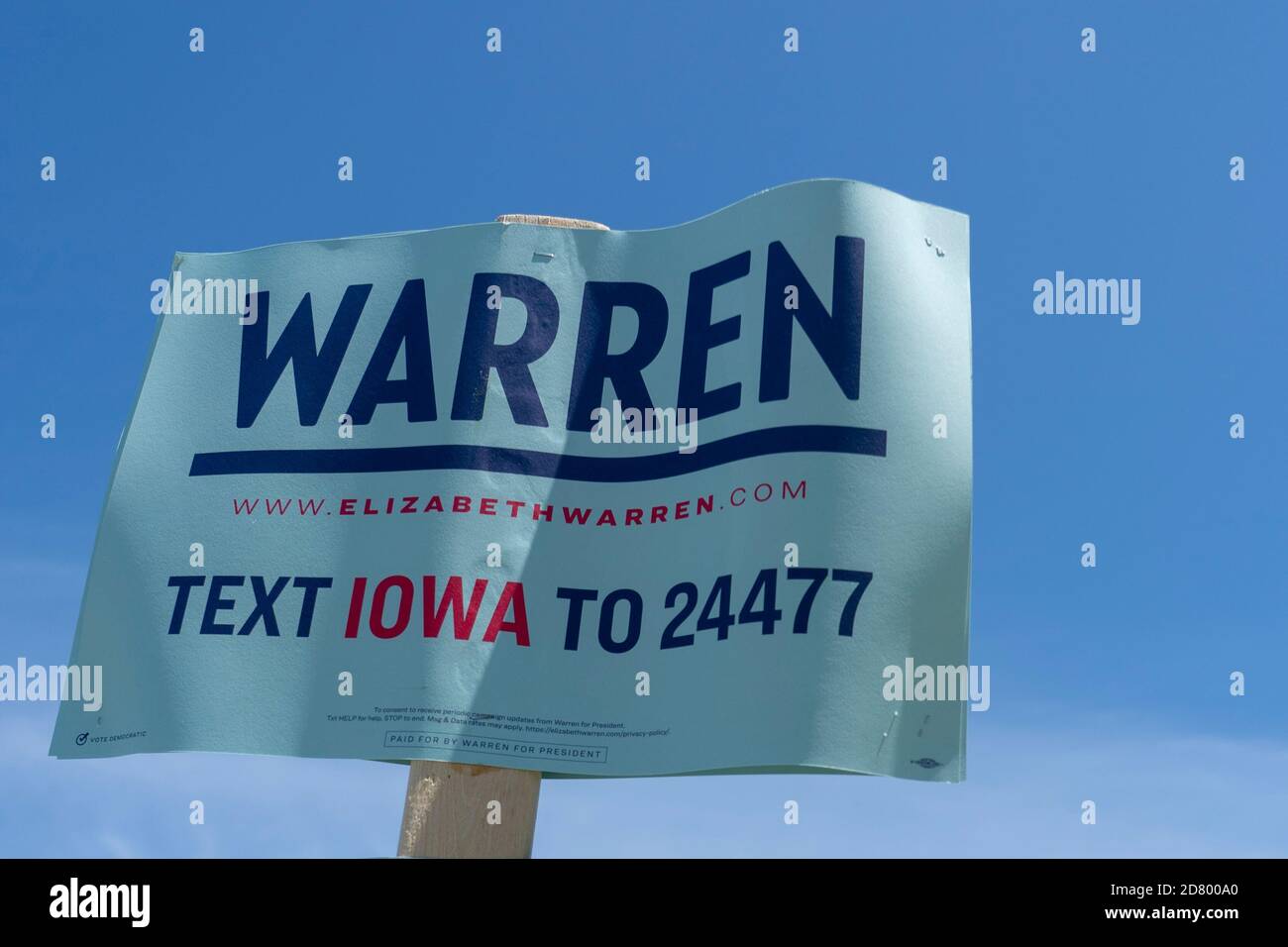 Les partisans de la sénatrice démocrate Elizabeth Warren, une démocrate du Massachusetts, en 2020, se rallient à l'extérieur du bâtiment où le dîner de l'escadre Ding aura lieu le 9 août 2019 à Clear Lake, Iowa. Le dîner est devenu un incontournable pour les espoirs présidentiels démocrates devant le caucus de l'Iowa. Crédit : Alex Edelman/l'accès photo Banque D'Images